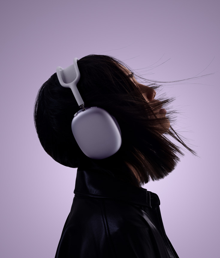 一位女子头部的侧面照。她戴着 AirPods Max,微微仰头。
